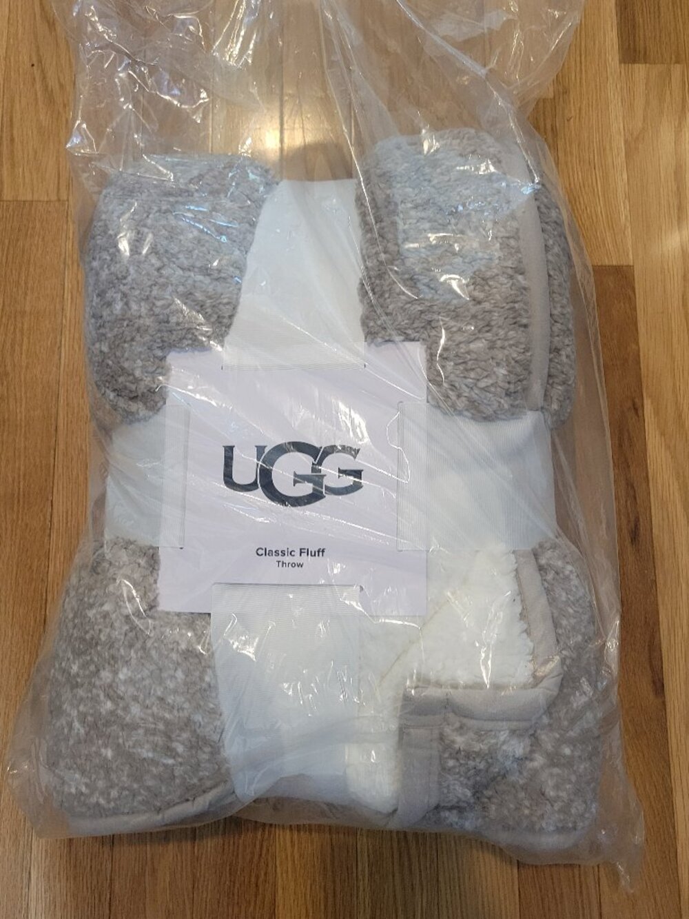 NWT UGG classic fluff throw 50 × 70 in
